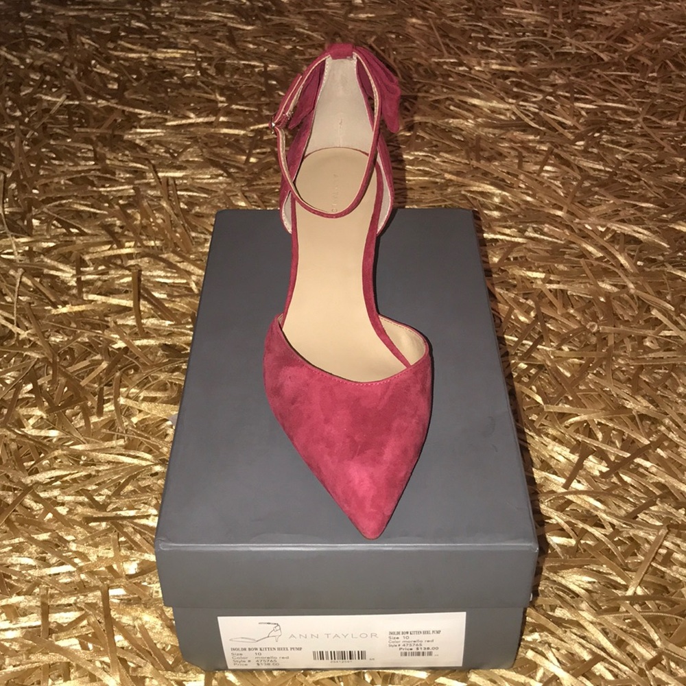 ***SOLD**NWT ANN TAYLOR  BOW KITTEN GOLD HEEL PUMP